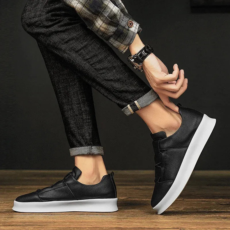 Moderne Leder-Sneaker mit niedrigem Schaft