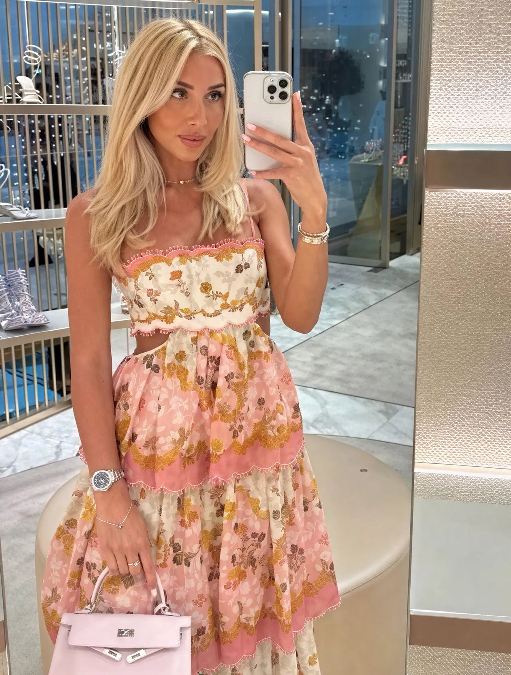 Geblümtes Midi-Kleid mit Stufenrock
