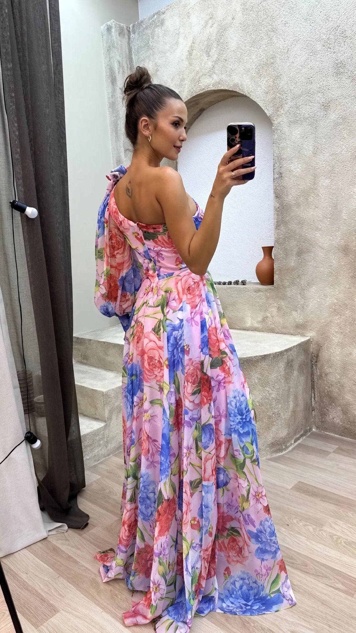 Elegantes Kleid mit floralem Print und One-Shoulder-Design