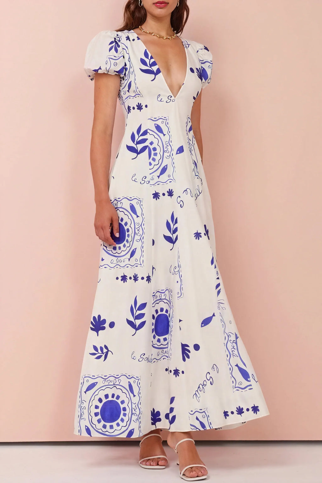Sommerliches Kleid mit femininen Details