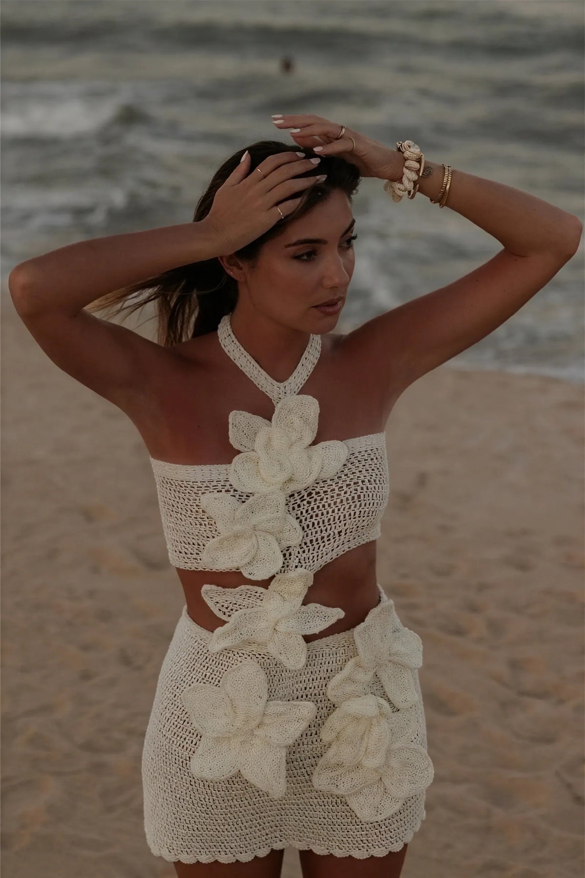 Gehäkeltes zweiteiliges Kleid mit Blumen