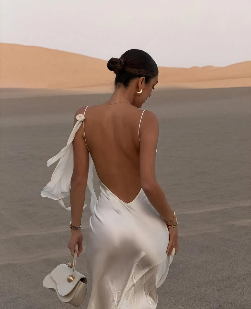 Satin Maxikleid – Wasserfallausschnitt, Spaghettiträger