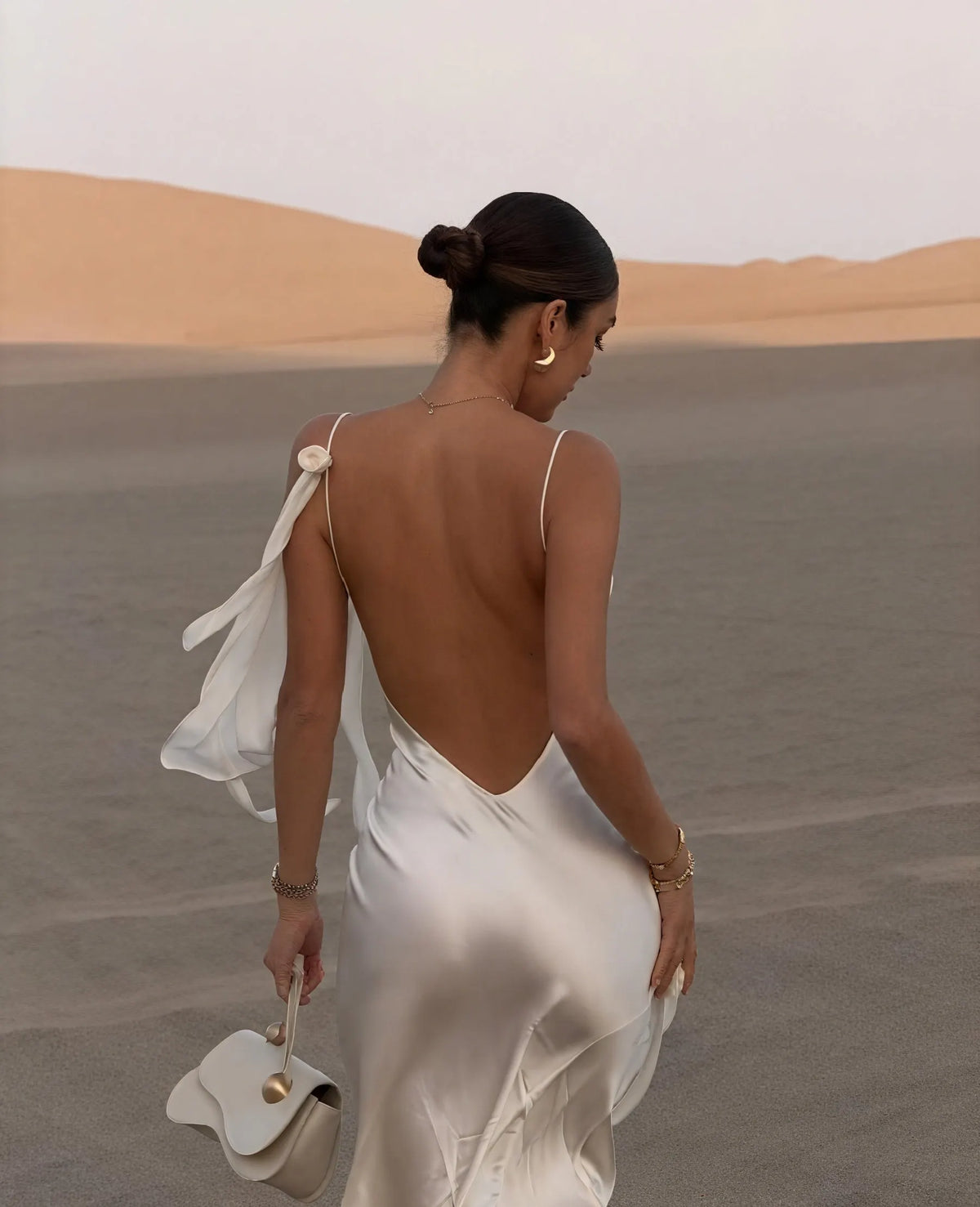Satin Maxikleid – Wasserfallausschnitt, Spaghettiträger