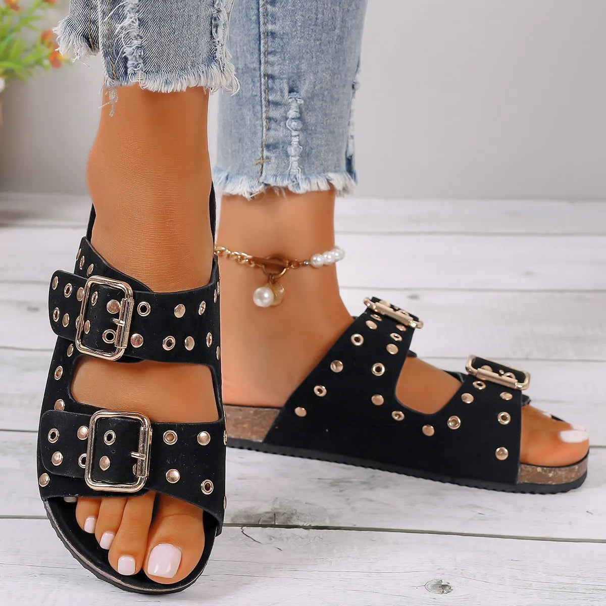 Flat sandal with rivet decoration