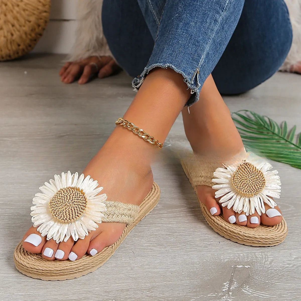 Flat sandals with floral decoration
