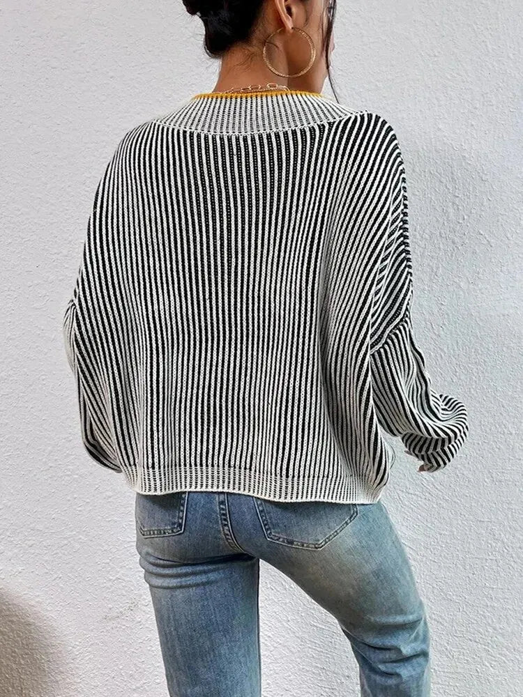 AYUMI | Comfortabele Dames Trui met Streeppatroon & V Hals Design