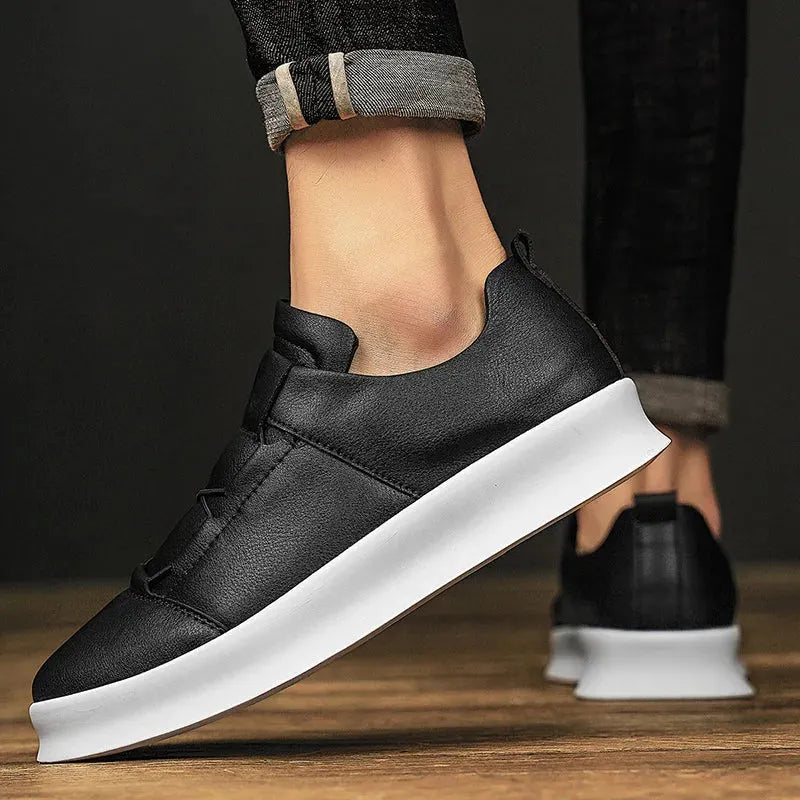 Moderne Leder-Sneaker mit niedrigem Schaft