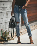 - Hellblaue zerrissene Jeans